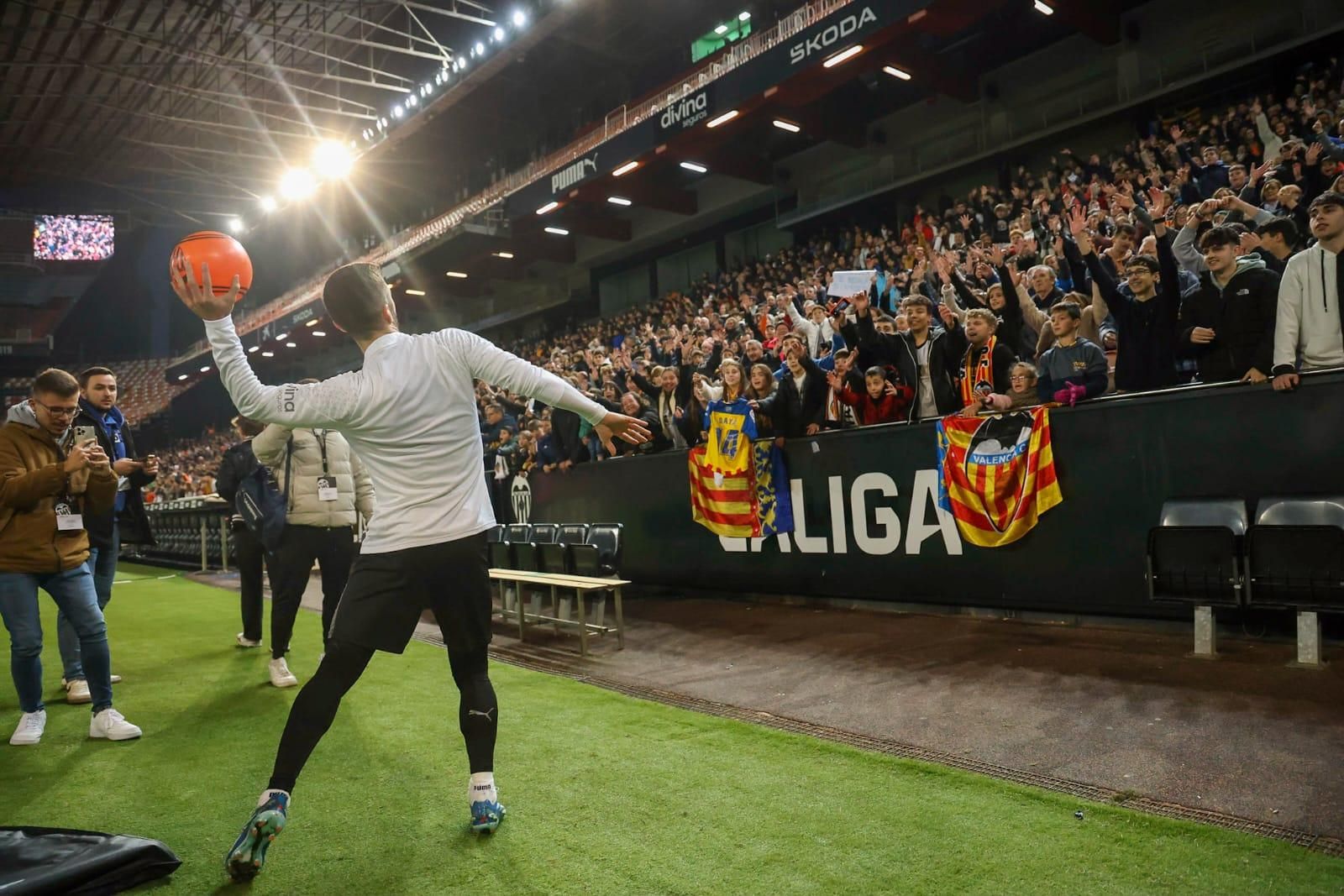 La afición se vuelca con el Valencia CF en el entrenamiento de Mestalla
