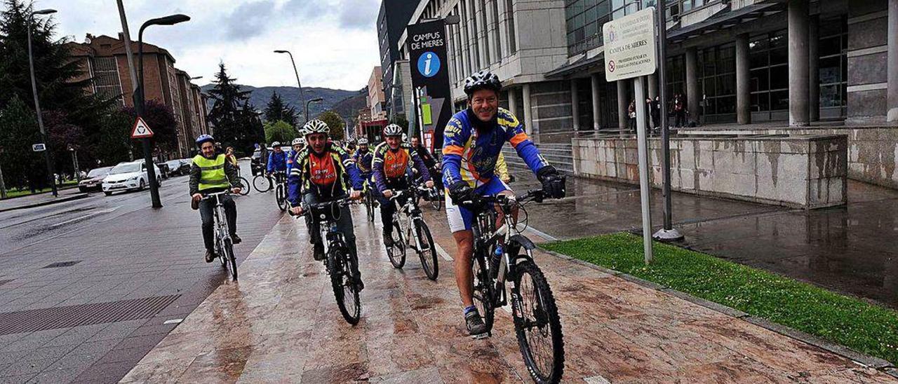 Un grupo de ciclistas, en el entorno del campus de Mieres.