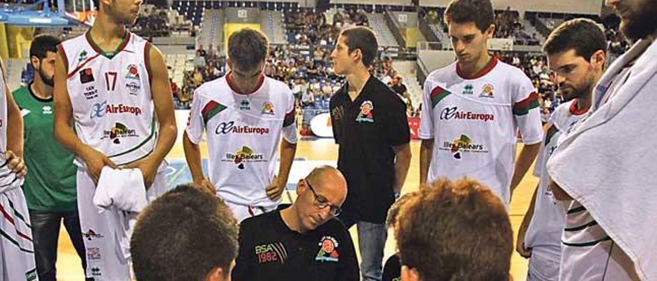 Ángel Cepeda da instrucciones a sus pupilos durante un partido en el Palau de Son Moix.