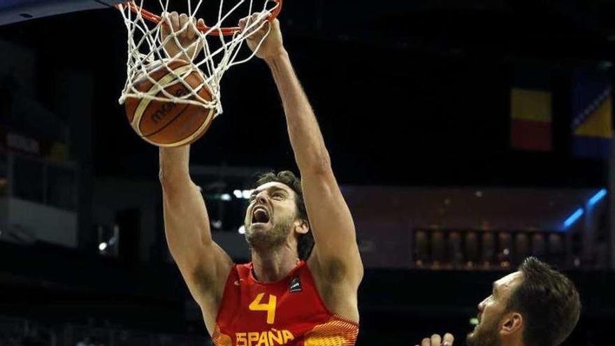 Pau Gasol anota durante el partido ante Turquía. // J.C. Hidalgo