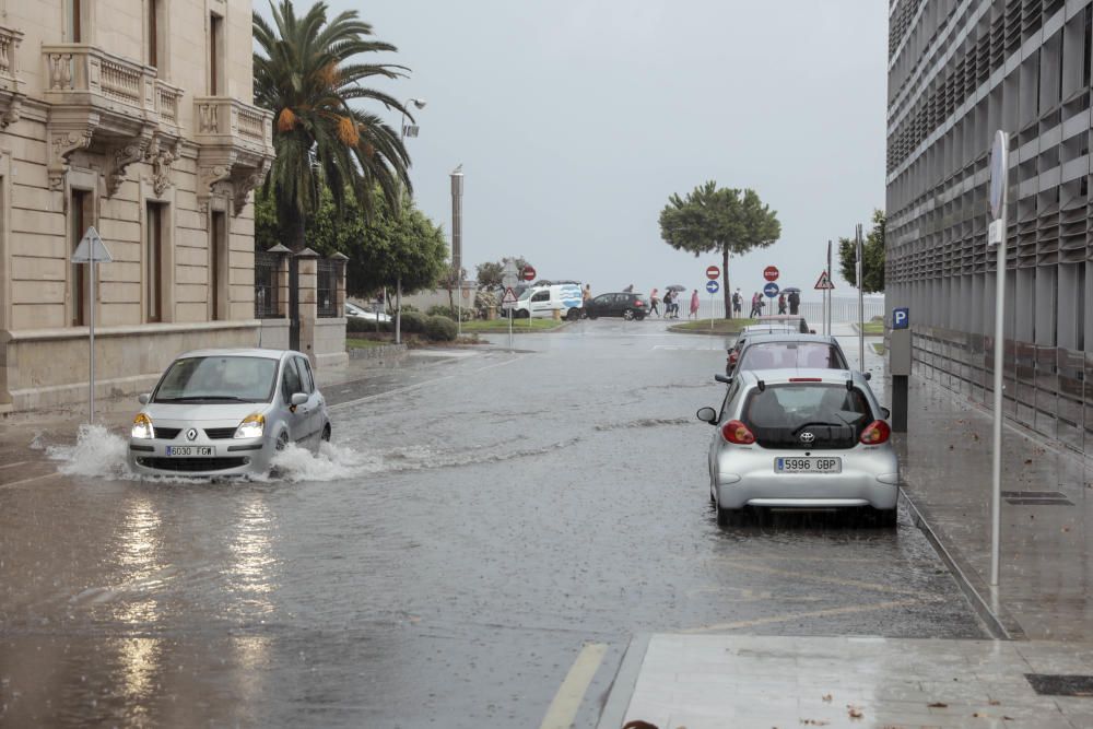 Saturación de tráfico y gente por la lluvia