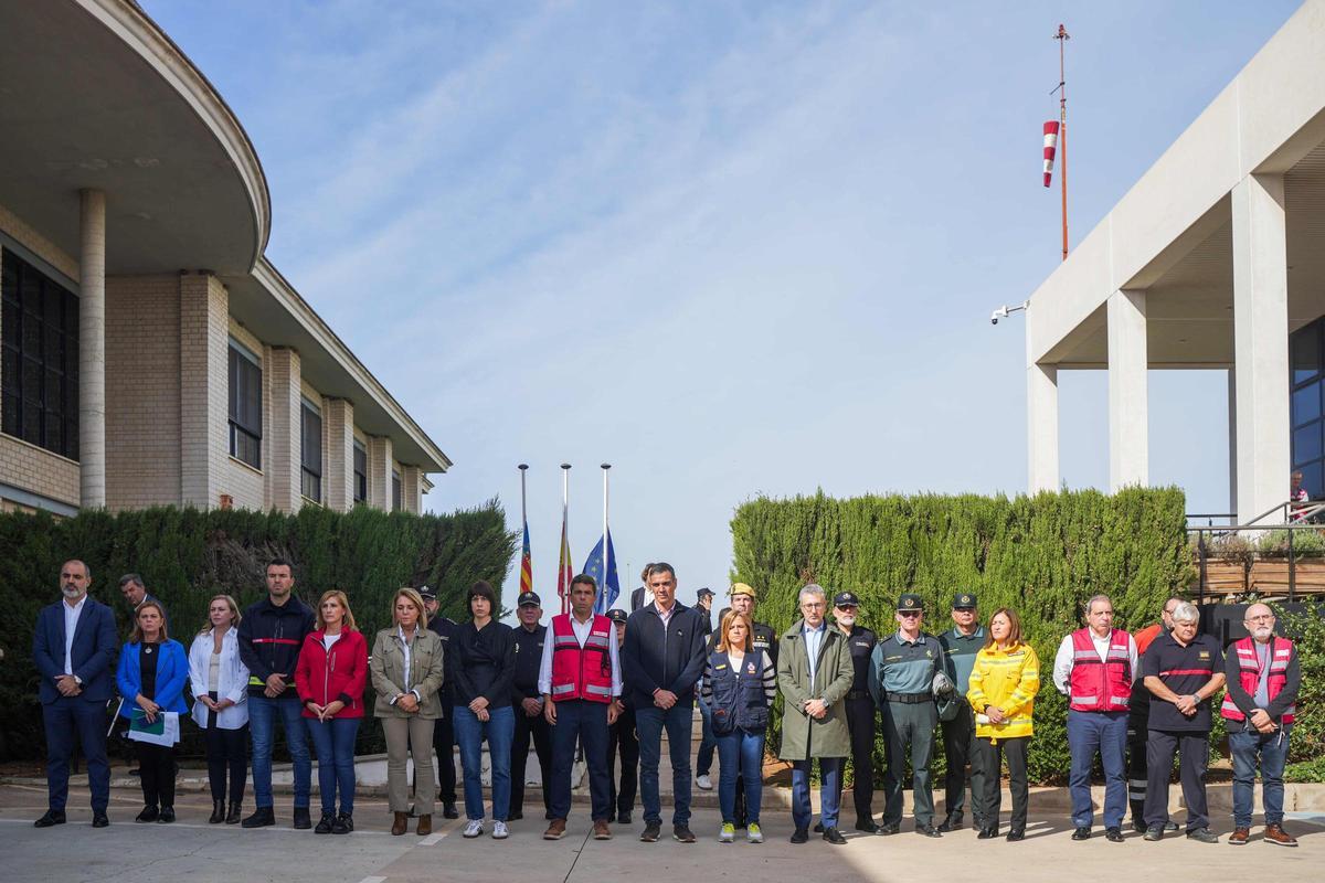 Mazón, Sánchez y Bernabé, en el centro, con el resto de autoridades y altos funcionarios.