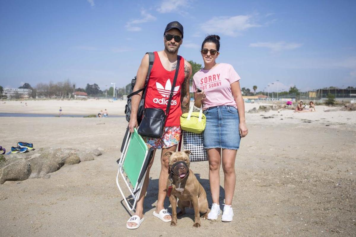 Los bañistas con sus mascotas en la playa // Cristina Graña