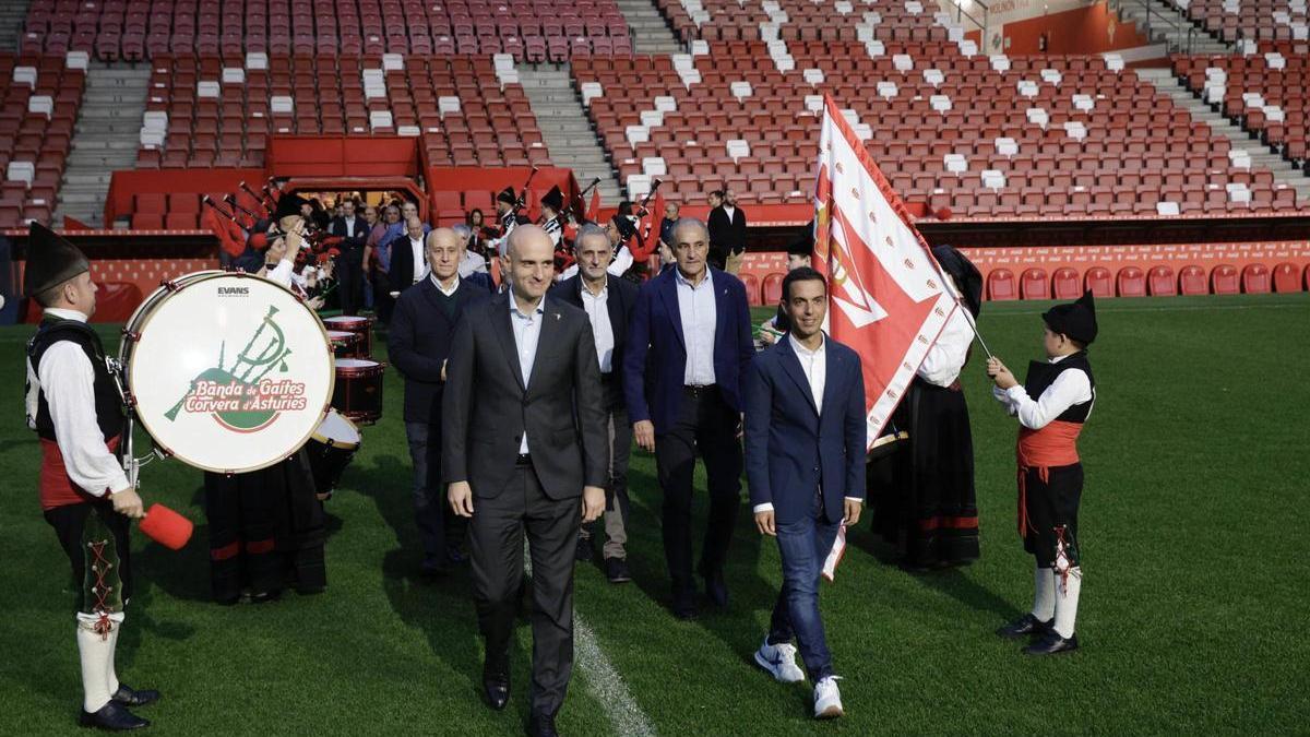 La Banda de Gaitas de Corvera, durante su actuación en El Molinón