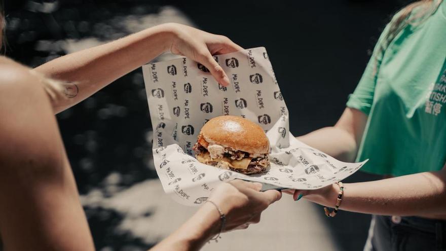 Mr. Dope crea un 'Master Chef' cordobés de las 'smash burger' que pone a sus clientes a cocinar: premios y cómo participar