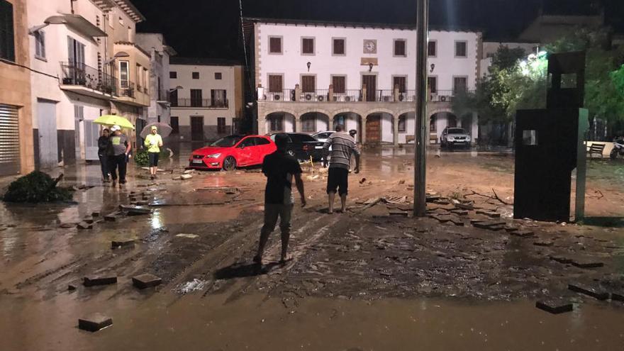 Banca March dona 50.000 euros a los damnificados por la riada y 300 a cada escolar sin material