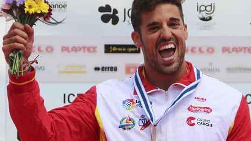 Carlos Garrote, feliz con su medalla en la Copa del Mundo de Portugal.