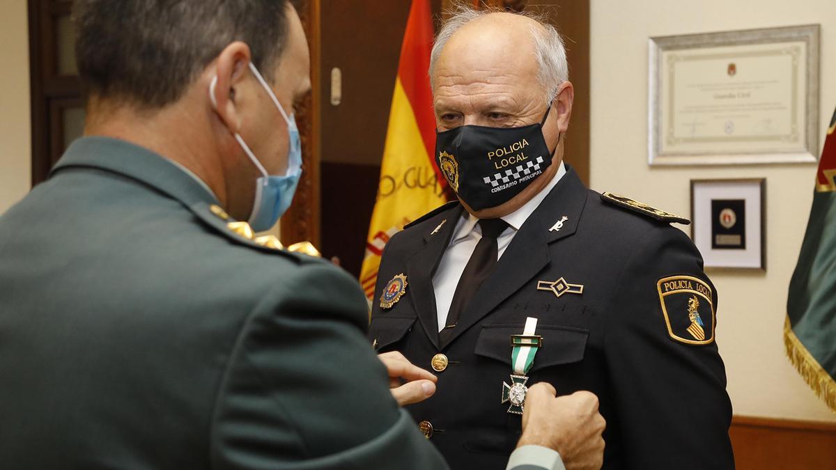 El Comisario de la Policía Local de Alicante recibe la Cruz de la Orden del Mérito de la Guardia Civil
