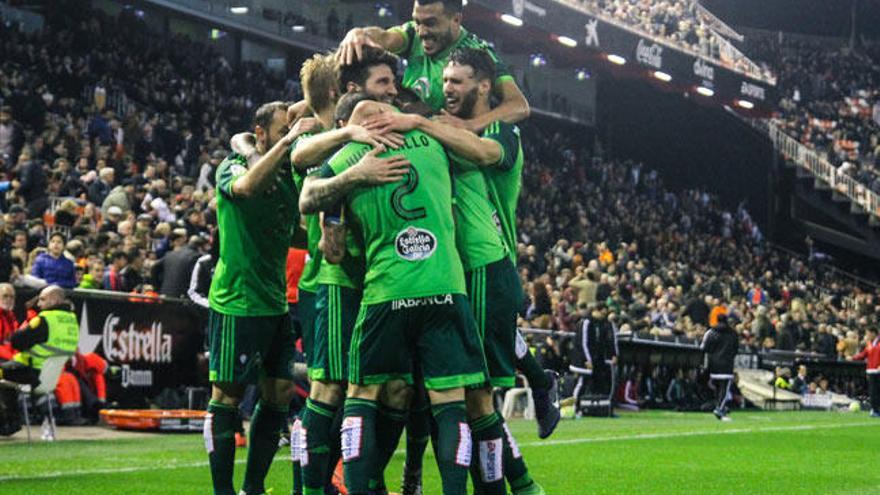 Los jugadores celebran un gol de Mallo en Mestalla // LOF