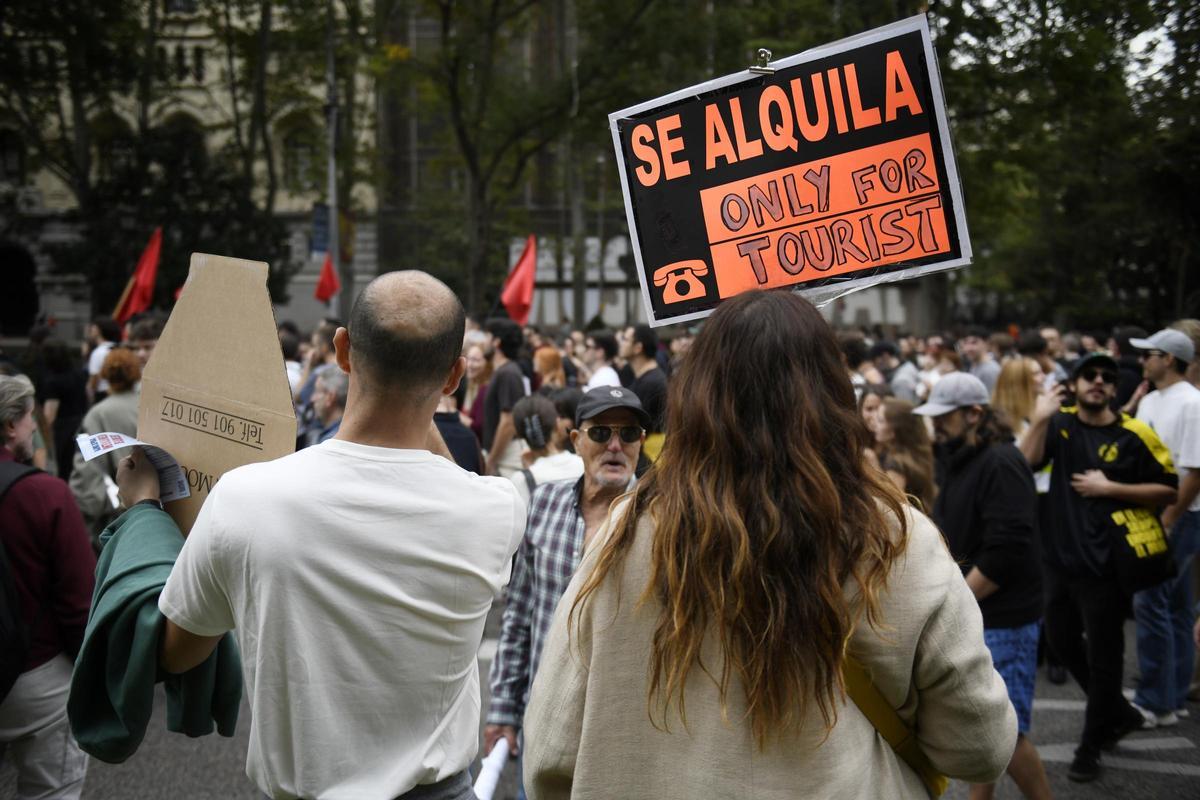 Varias personas durante una manifestación para denunciar el precio de los alquileres.