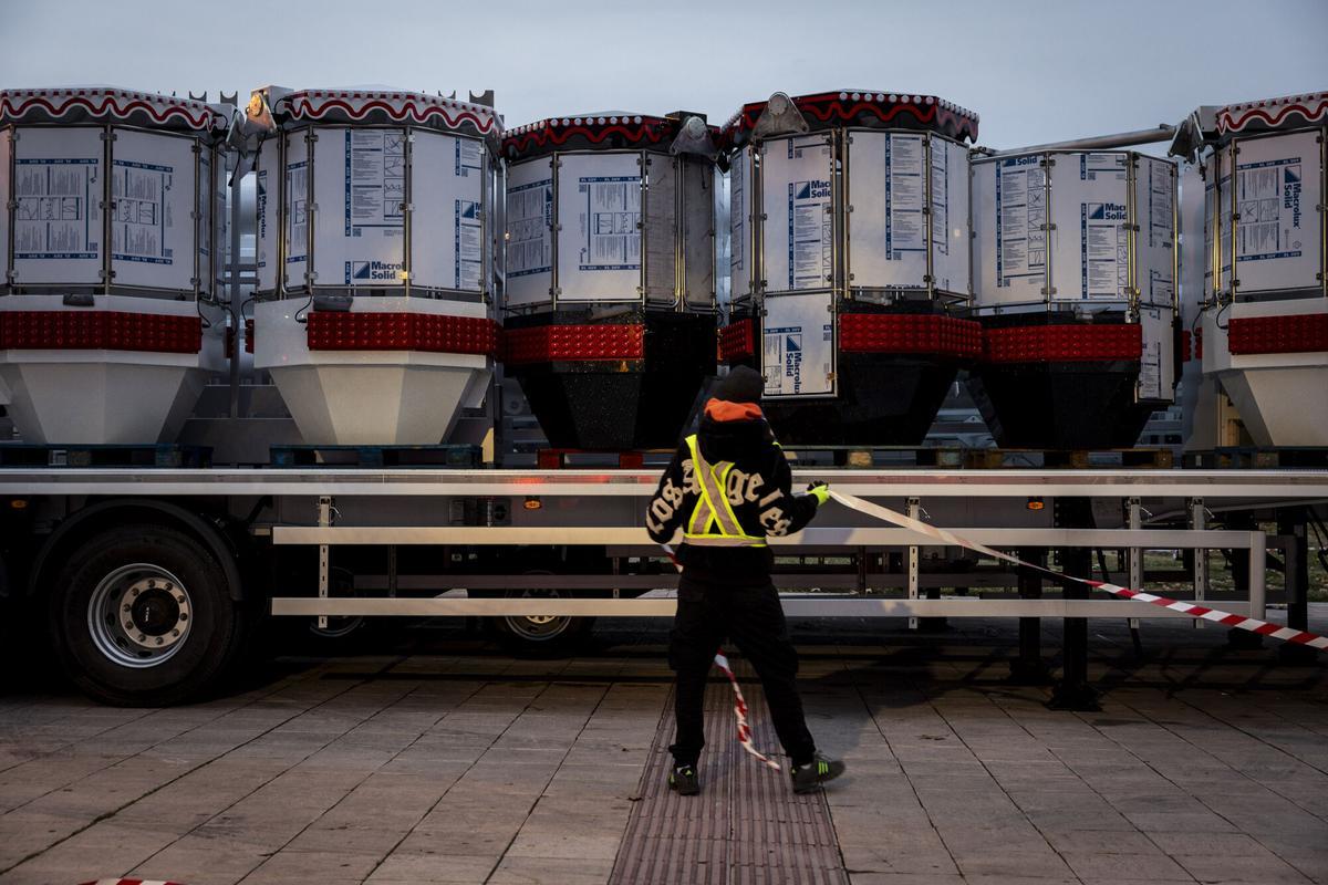 MONTAJE DE LA NORIA DE HELIOS FRENTE A LA CHIMENEA Y EL CN HELIOS