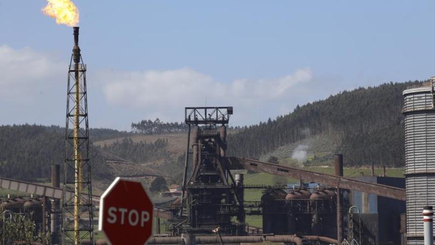 El horno alto de ArcelorMittal en Gijón afectado por el incendio. | Ángel González