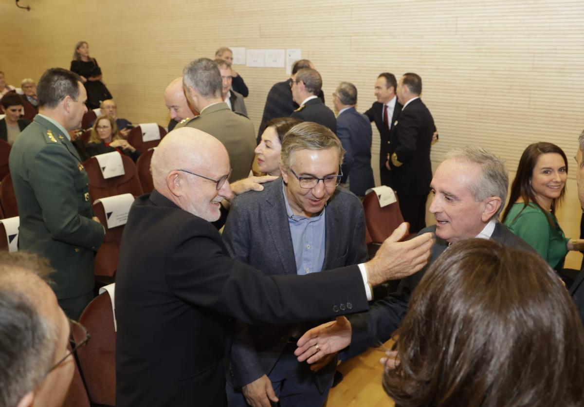 El conseller de Educación, José Antonio Rovira, junto a