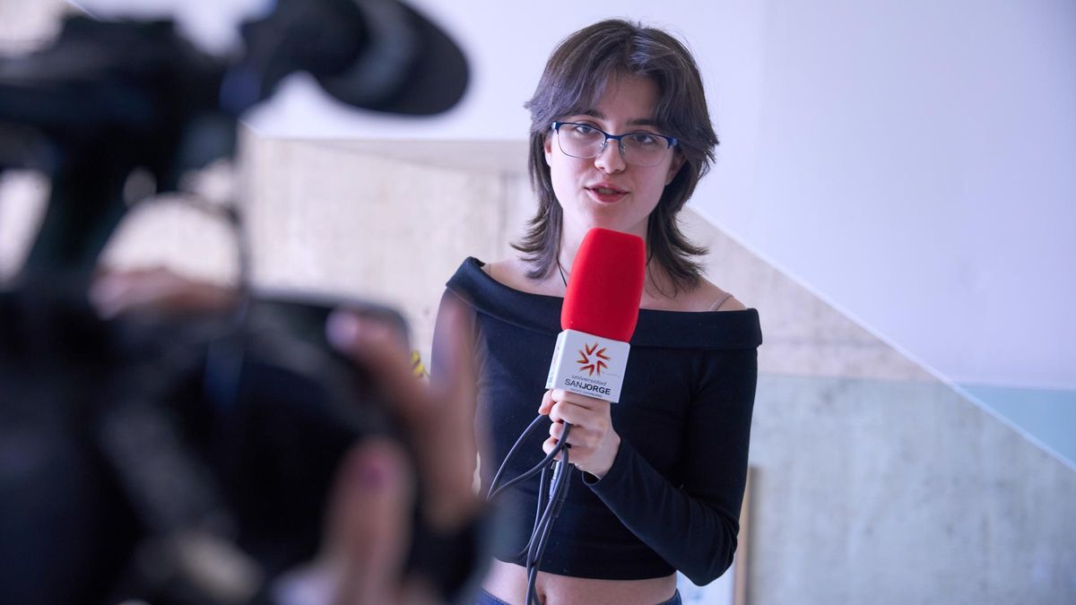 Desde el primer día el alumno podrá dar sus primeros pasos como periodista en Dragón Digital y Dragón Radio.