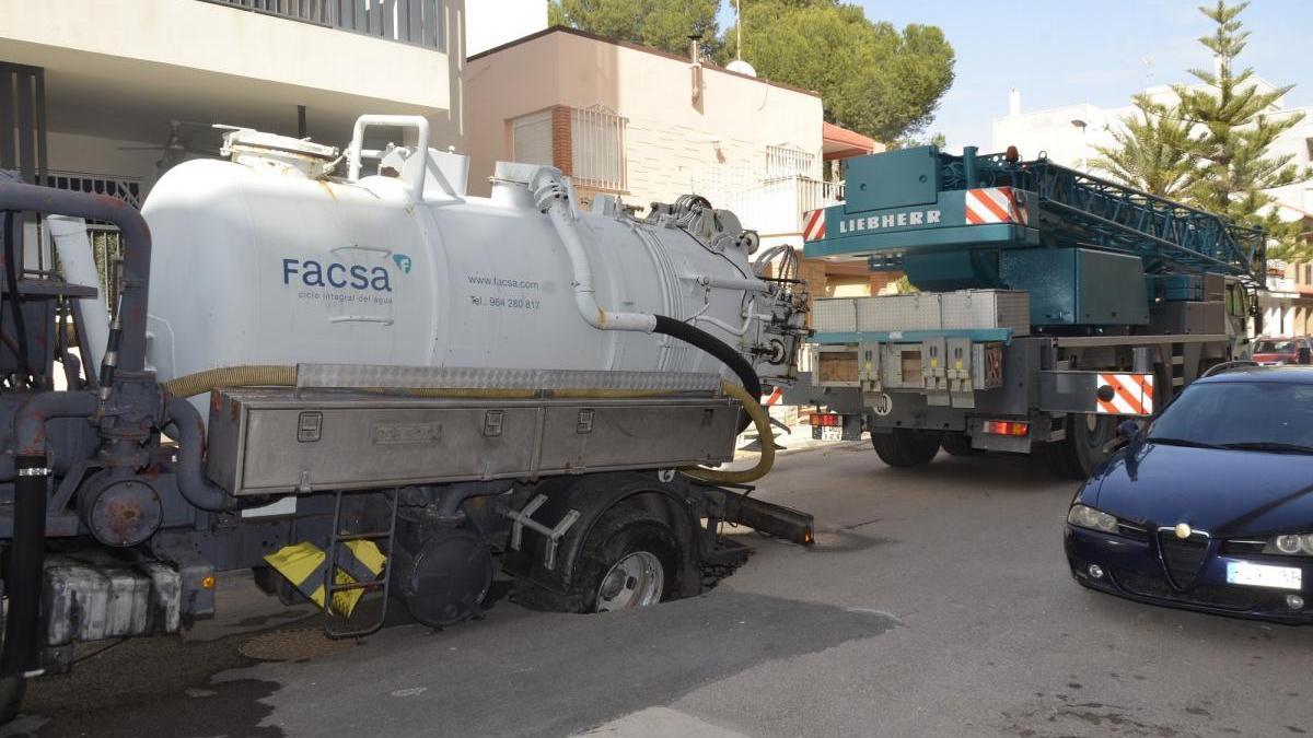 Descubre por qué quedó atrapado un camión en Moncofa por un socavón durante unas obras