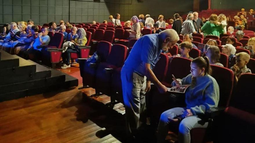 El público, accediendo a las butacas del Prendes, antes de la primera  función del Salón, en Candás. | G. B.