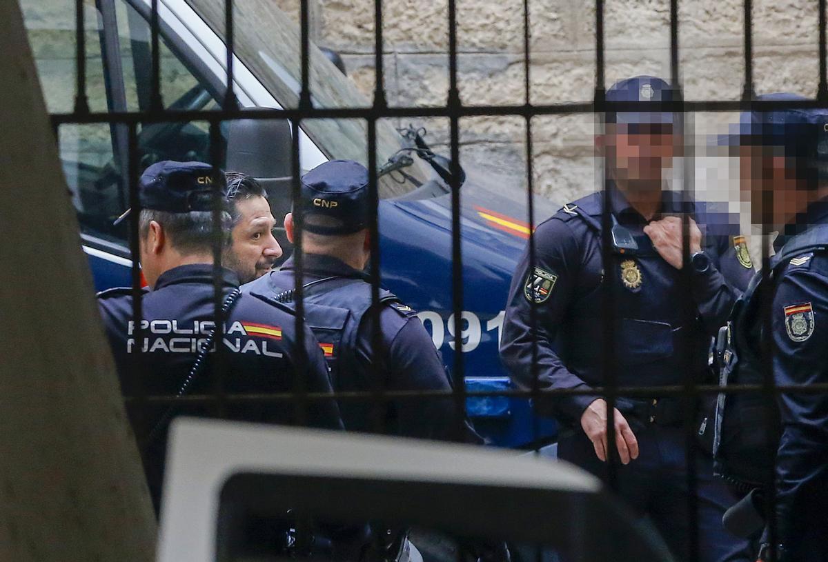Rafael Amargo llega a la comisaría de Alicante tras ser detenido,
