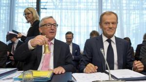 Jean-Claude Juncker, presidente de la Comisión, y Douglas Tusk, presidente del Consejo Europeo, ayer.