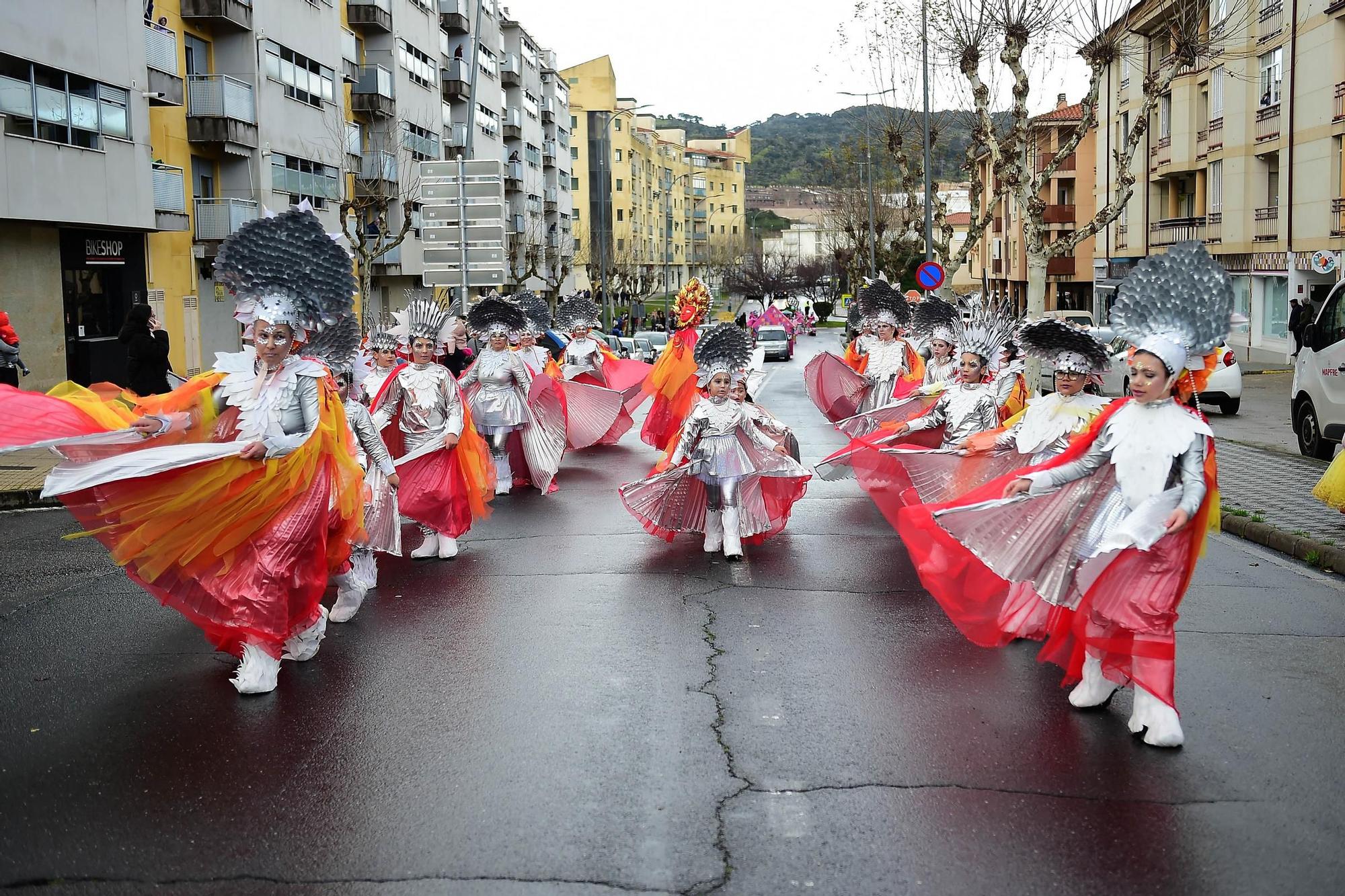 GALERÍA | El desfile de Carnaval de Plasencia desafía a la lluvia