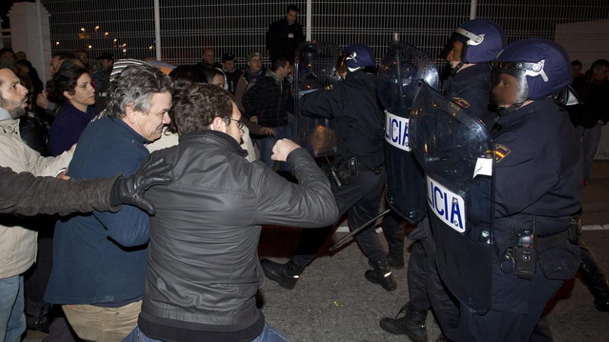 Varios miembros de piquetes se enfrentan a agentes de la Policía Nacional en las inmediaciones de Mercamálaga, esta madrugada.