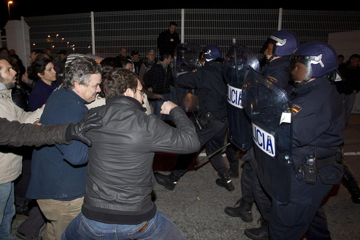 Diversos membres de piquets s’enfronten a agents de la Policia Nacional als voltants de Mercamálaga, aquesta matinada.