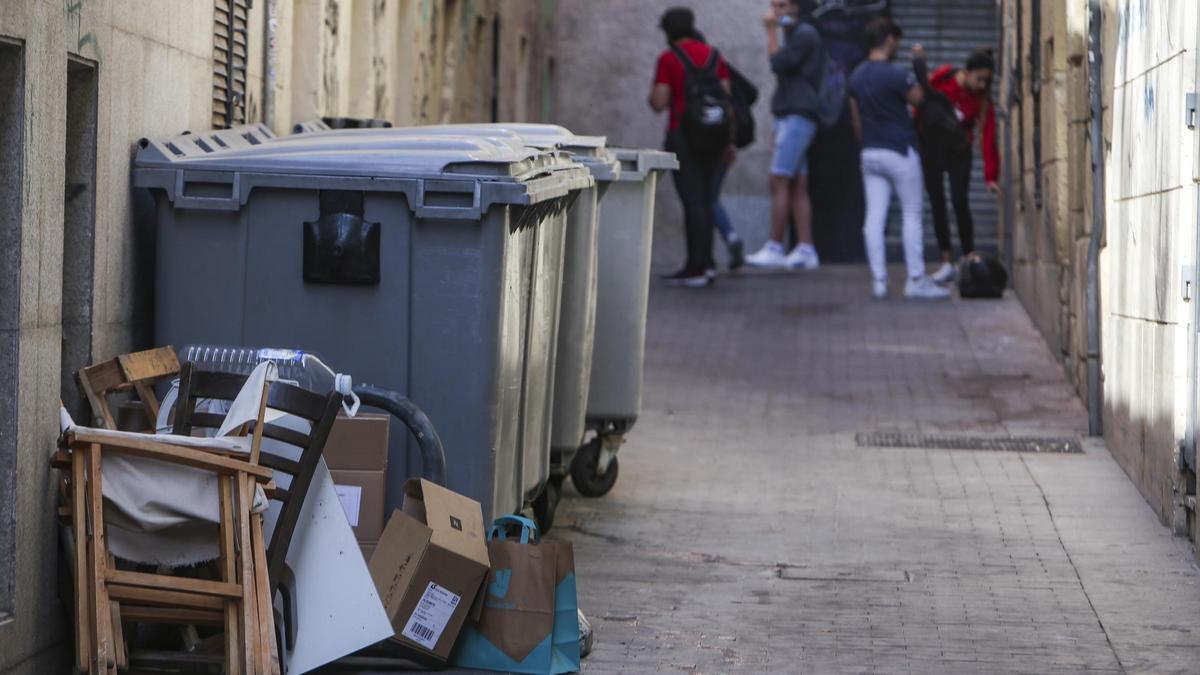 Residuos en una calle de Alicante