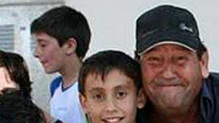 Antonio Criado, junto a su padre.