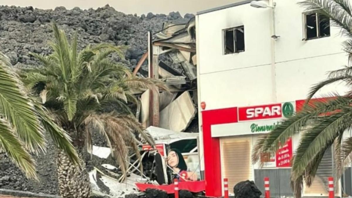 Colada de lava sobre un conocido supermercado de la zona.