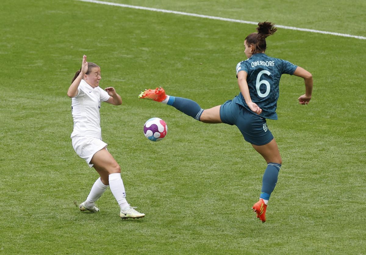 Fran Kirby de Inglaterra en acción con la alemana Lena Oberdorf