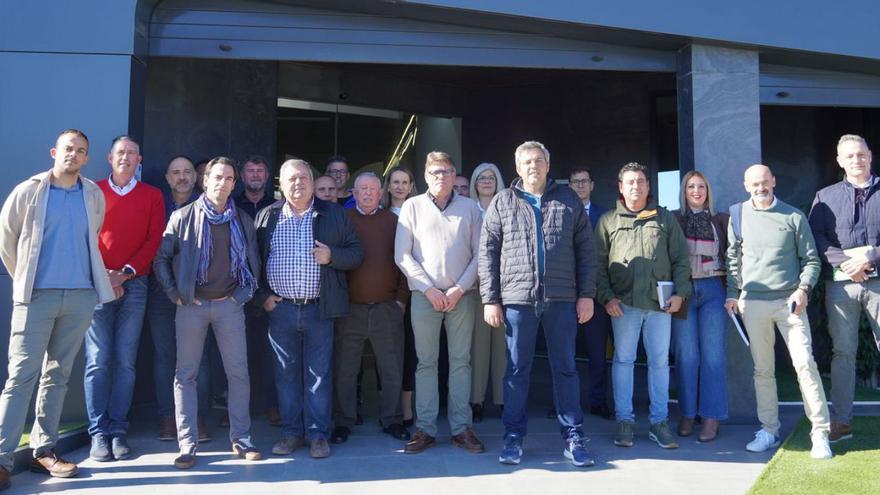 Foto de familia de la asamblea general celebrada en las instalaciones de la firma asociada a Fecoam.