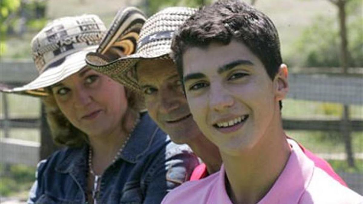 Jairo Miguel, con sus padres, tras la cornada en Aguascalientes.