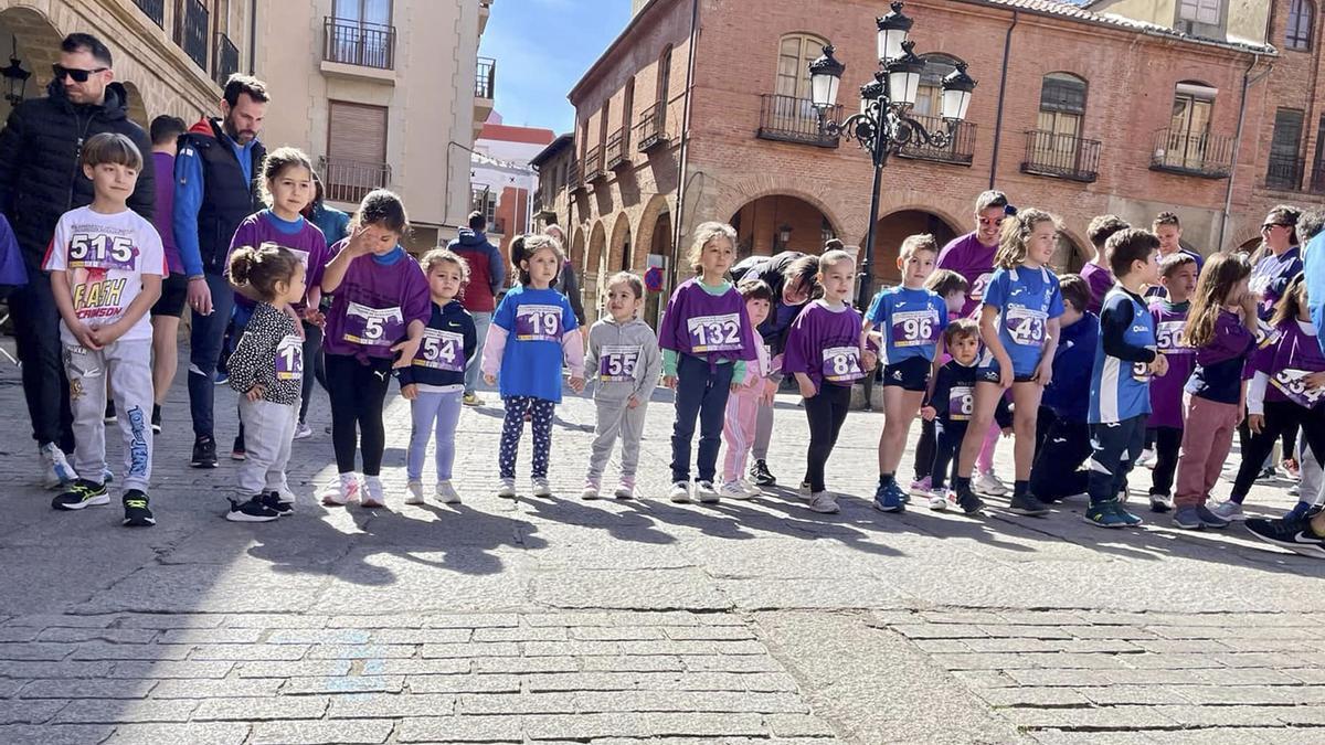 Un grupo de niños preparados para tomar la salida de la II Carrera por la Igualdad.