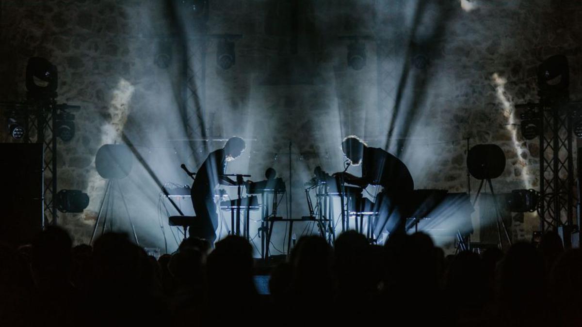 Un moment del concert de _Juno a Tossa de Mar.  | JÚLIA TERMES/PETITPARADÍS