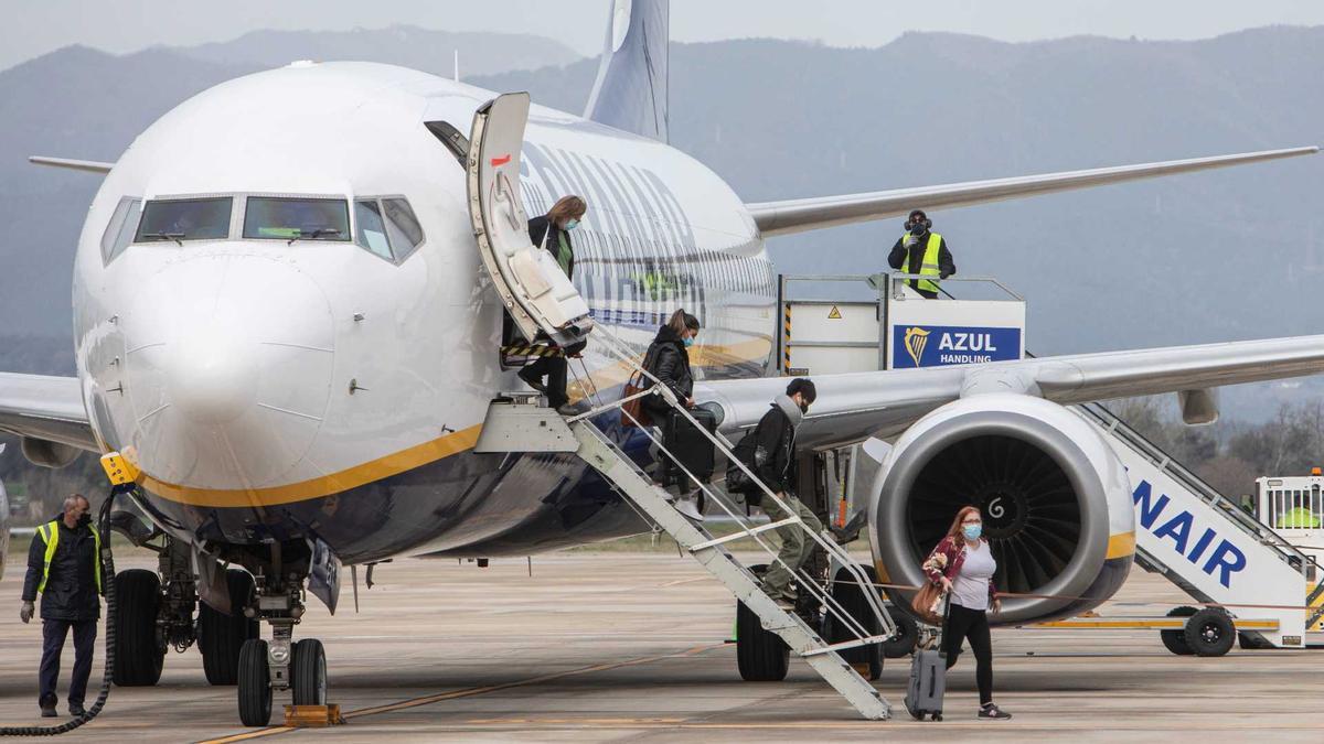 Un avió de Ryanair a l'aeroport de Girona, en una imatge d'arxiu.