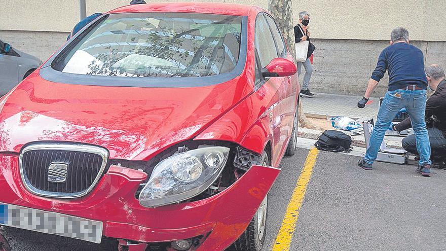 La Policía Científica examina, ayer, el vehículo donde viajaba la pareja antes del crimen