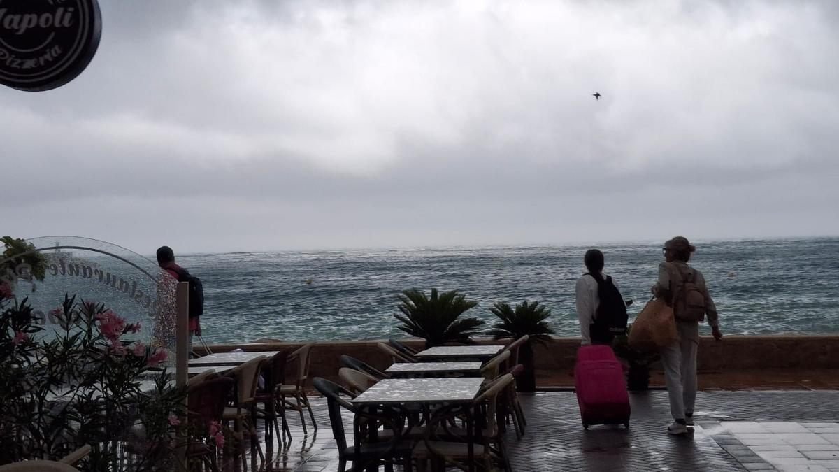 Las insólitas imágenes que deja el temporal en pleno verano en Xàbia