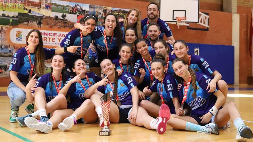 La plantilla del Molina Basket tras conquistar el trofeo tras actuar como anfitrionas.  | MOLINA BASKET