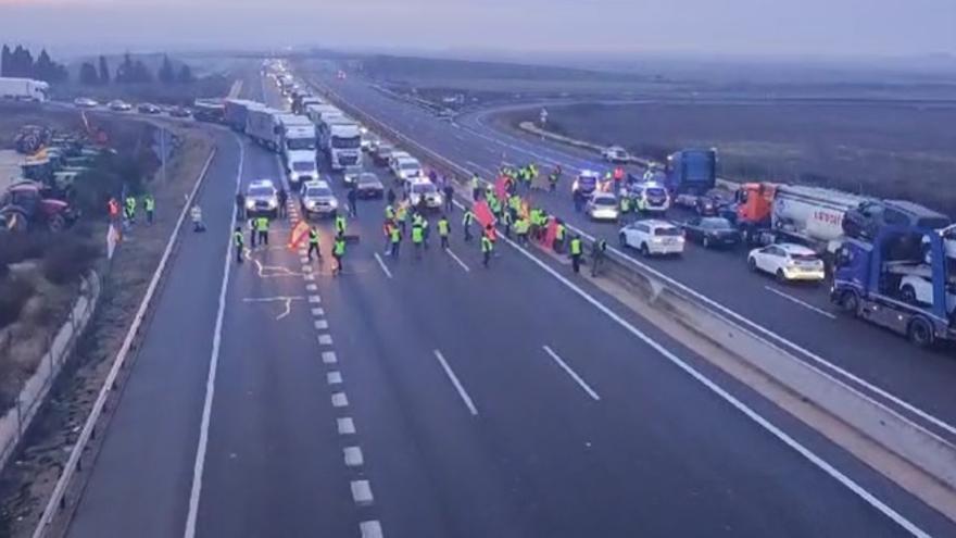 VÍDEO | Así empieza el día en las carreteras de la provincia de Zamora: cortes en la A-6 de Benavente