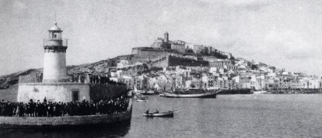 Vista de la entrada al puerto de Eivissa en los años 30.