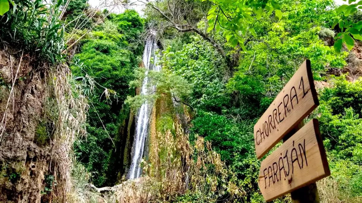 Una de las rutas de senderismo más refrescantes de Andalucía, con saltos de agua y dos cascadas de 20 metros de altura