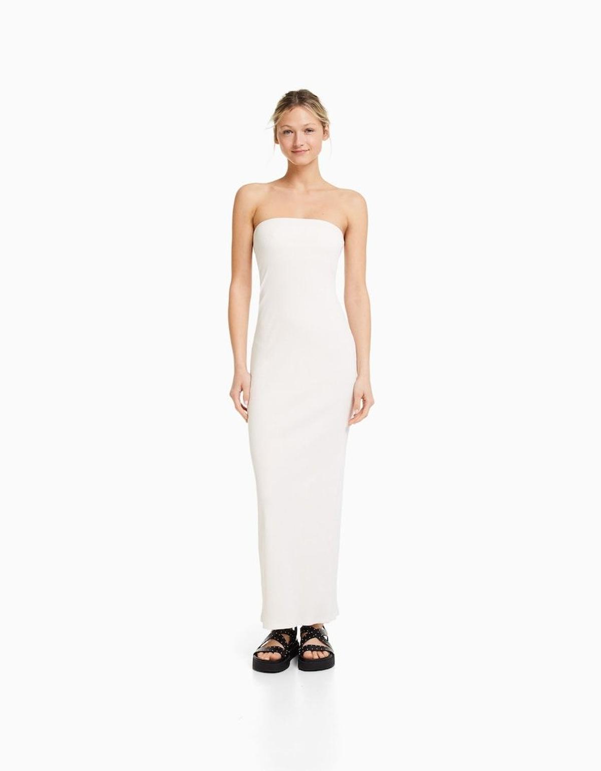 Vestido blanco con escote palabra de honor de Bershka