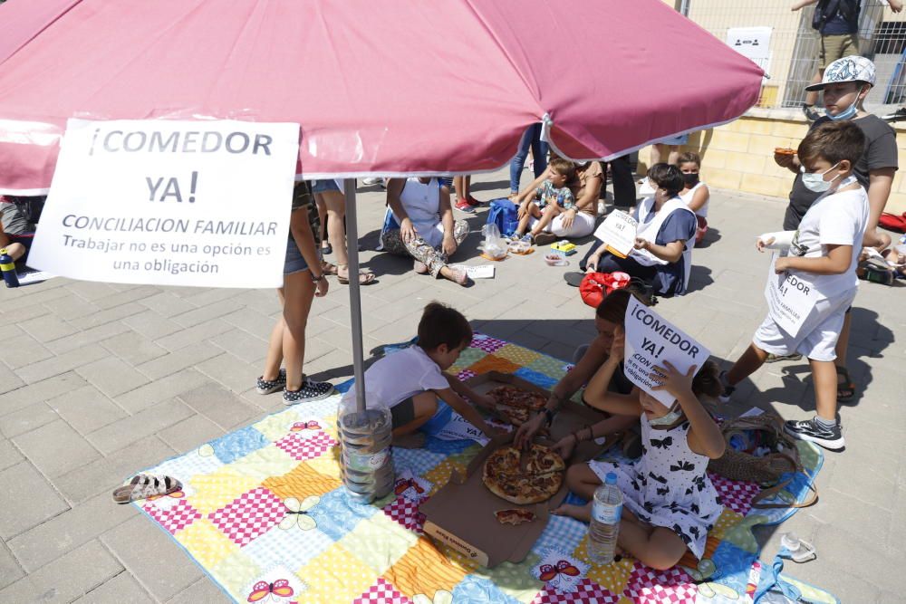 Las familias protestaron montando su propio comedor móvil en plena calle, reivindicando así su situación y exigiendo soluciones urgentes a las administraciones pertinentes.