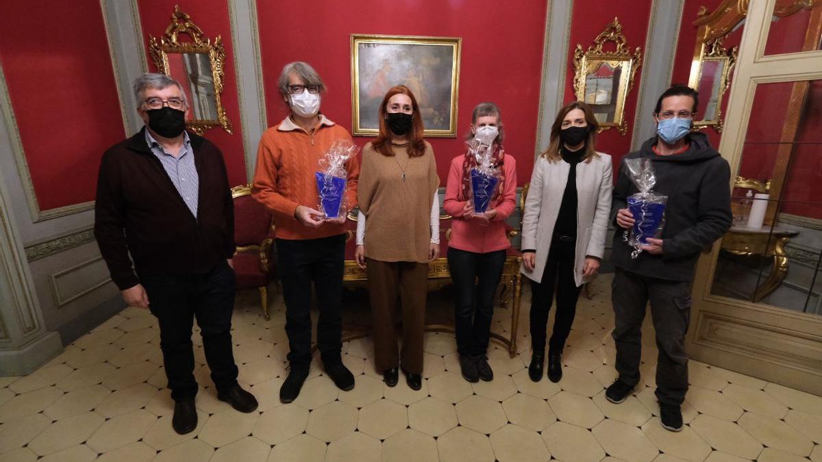 Els tres premiats del concurs de fotografia patrimonial junt amb els representants del Consell Comarcal