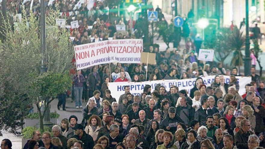 Un momento de la manifestación celebrada ayer por la tarde en la ciudad olívica, descendiendo Urzáiz.  // J. Lores