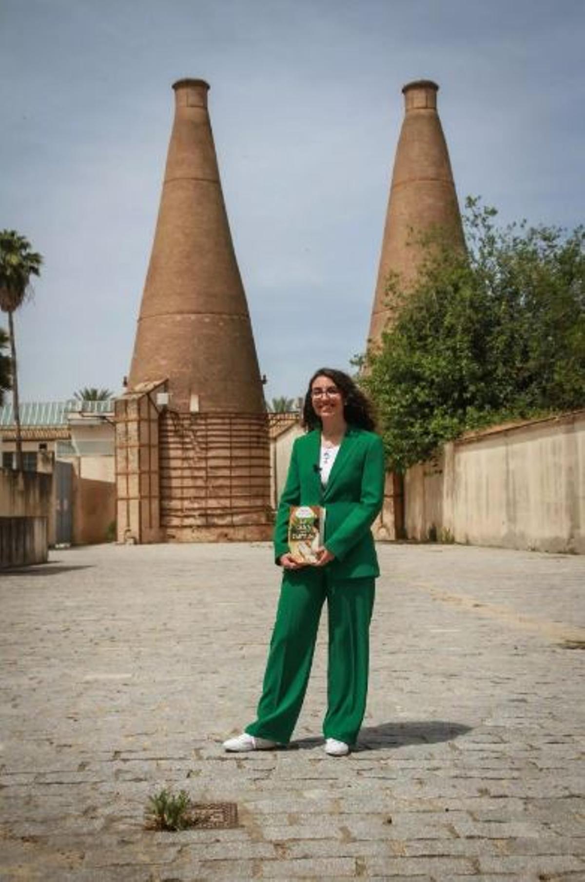 Inma Aguilera, en el monasterio de La Cartuja, con su libro.