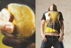 Un limón exprimido copa la camiseta de la colección de hombre primavera verano de 2006.