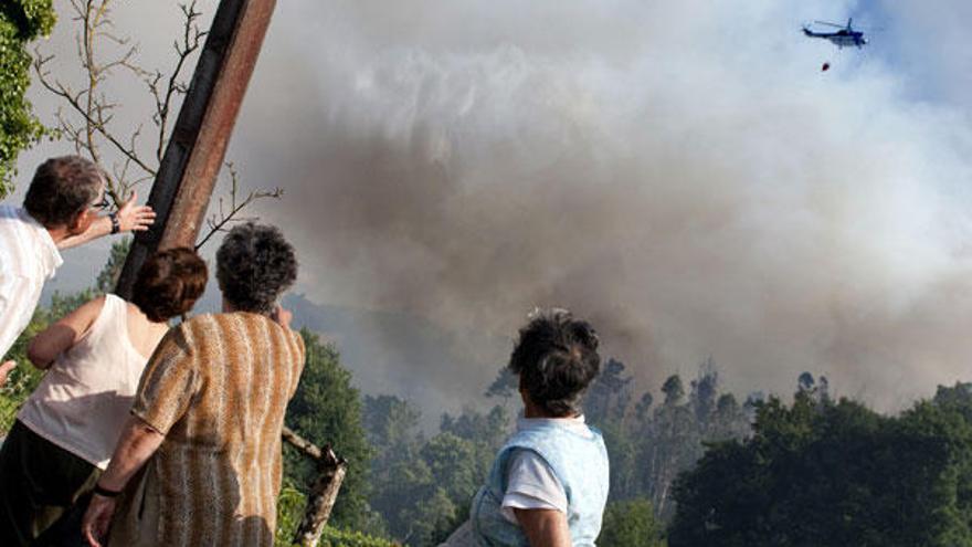 El fuego quema en Carballeda  de Avia más de 50 hectáreas