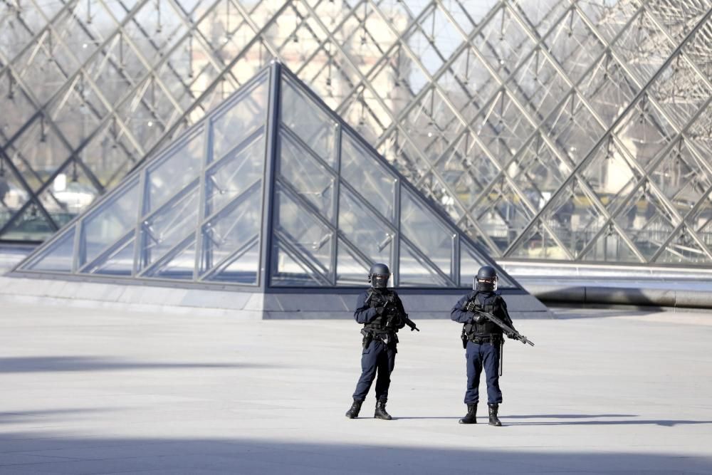 Atac a l'exterior del museu del Louvre