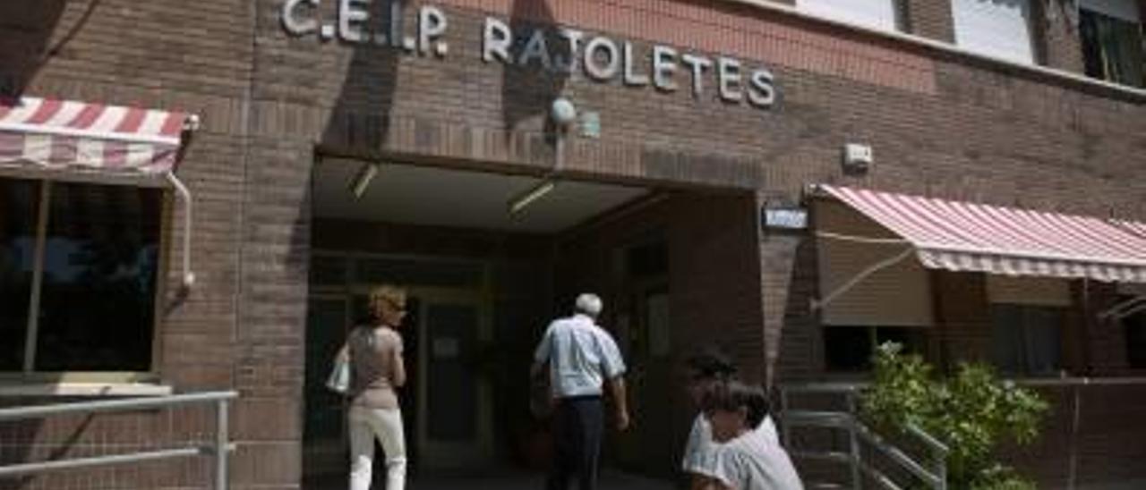 Entrada al colegio Rajoletes de Sant Joan.