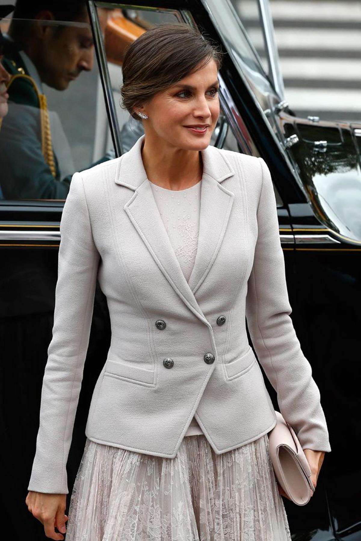 Letizia Ortiz con traje de fiesta, en el día de la Hispanidad